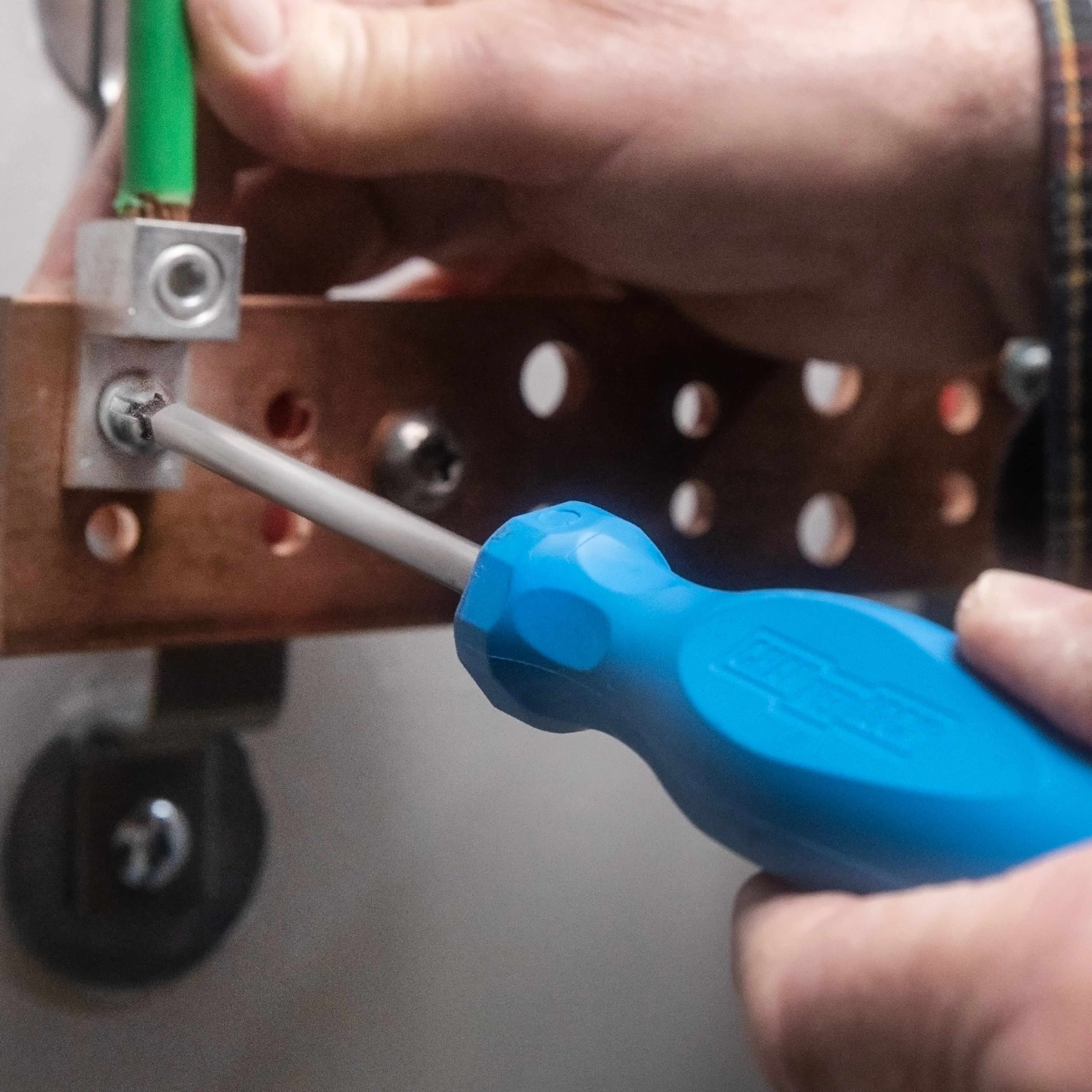 Square Recess #1 X 4-inch Professional Screwdriver (R104H) - Image 4